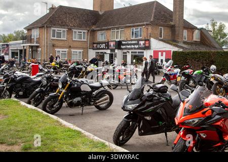 Beaucoup de motos garées devant h café lors d'une rencontre régulière de motards dans l'oxfordshire Banque D'Images