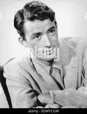Portrait classique en studio en noir et blanc d'un jeune Gregory Peck en 1944. L'acteur américain, vêtu d'une veste à chevrons, regarde soigneusement hors caméra, capturant son charme sophistiqué pendant l'âge d'or d'Hollywood. Banque D'Images