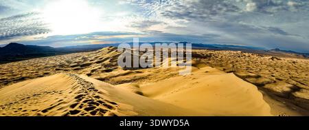 La vue panoramique du sommet montre Kelso Dunes au coucher du soleil dans le désert de Mojave en Californie Banque D'Images