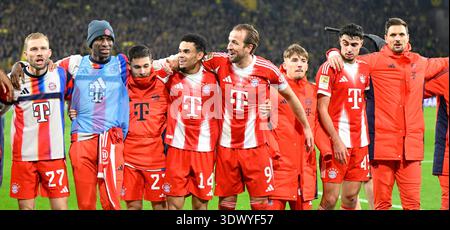 Célébration finale, de gauche à droite : Konrad Laimer, Nicolas Jackson, Raphael Guerreiro, Luis Diaz, Harry Kane, Lennart Karl, Aleksandar Pavlovic, gardien de but Sven Ulreich (Bayern) Dortmund, 28 février 2026, football, Bundesliga, Borussia Dortmund - FC Bayern Munich Banque D'Images