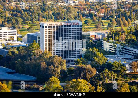 Los Angeles, CA, États-Unis - 2 décembre 2025 : une vue panoramique aérienne met en évidence le Sheraton Universal Hotel surplombant Universal City et Hollywood Under Banque D'Images