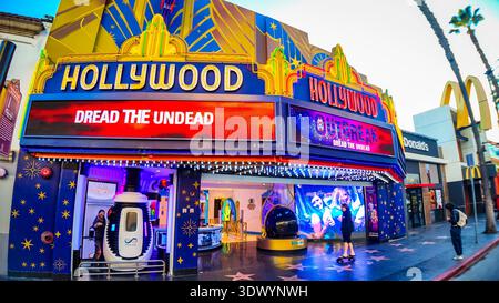 Los Angeles, CA, États-Unis - 2 décembre 2025 : vue extérieure de l'entrée du Hollywood Wax Museum qui brille la nuit à Los Angeles, Californie Banque D'Images