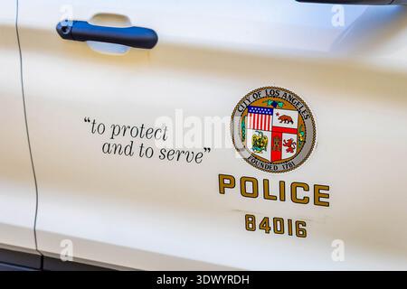 Los Angeles, CA, USA - 03 décembre 2025 : gros plan du logo officiel de LAPD sur une voiture de police Banque D'Images