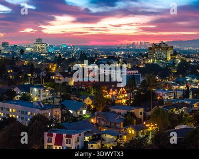 Los Angeles, CA, États-Unis - 18 décembre 2025 : vue aérienne montrant des bâtiments illuminés du centre-ville de Los Angeles la nuit en Californie Banque D'Images