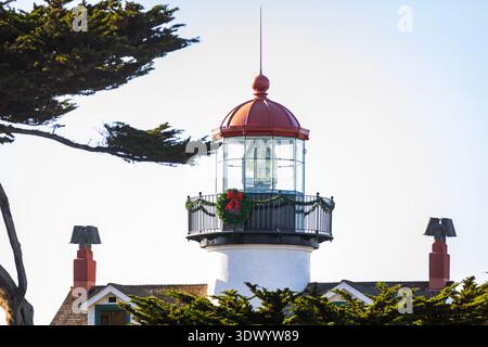 Vue ensoleillée de jour du phare de point Pinos le long de la côte rocheuse de Monterey surplombant l'océan Pacifique en Californie Banque D'Images