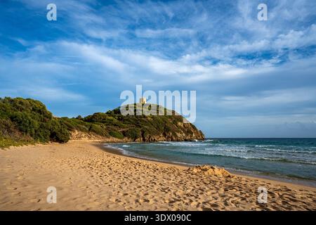 Vue panoramique sur la plage de sa Colonia à Chia, avec son sable doré caractéristique et ses eaux méditerranéennes cristallines. Le XVIe siècle historique Banque D'Images