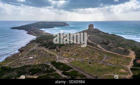 Panorama aérien du site archéologique phénicien-punique de Tharros sur la péninsule du Sinis, Cabras. L'image montre les ruines de la ville antique stret Banque D'Images