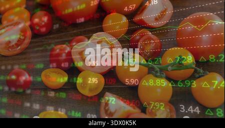 Montrant des tomates cerises rouges et jaunes coupées en deux, vigne courte sur planche de bois foncé, avec superposition de marché Banque D'Images
