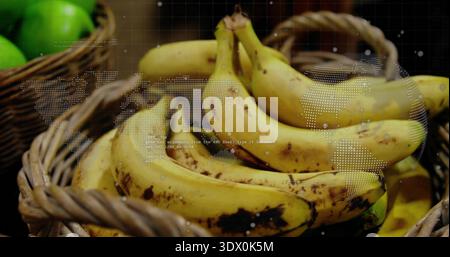 Montrant des bananes jaunes mûres dans des paniers tissés au marché avec des pommes vertes, carte et recouvrement de code Banque D'Images