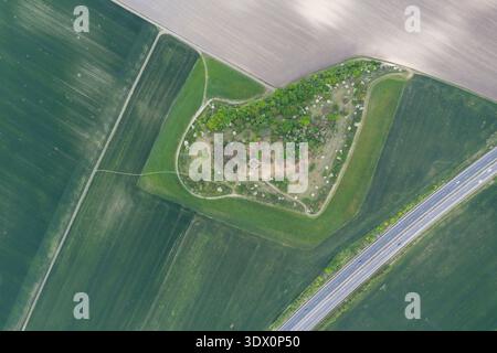 Vue aérienne de haut en bas de la chapelle de l'exaltation des ruines de la Sainte-Croix entourée de terres agricoles et de forêts dans la campagne tchèque. Banque D'Images