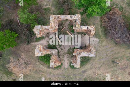 Vue aérienne de haut en bas de la chapelle de l'exaltation des ruines de la Sainte Croix avec plan de sol en forme de croix symétrique dans la campagne tchèque. Banque D'Images