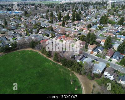 photo drone de terres agricoles avec canaux d'irrigation, eau réfléchissante, symétrie Banque D'Images