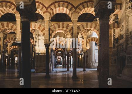 Intérieur de la mosquée-cathédrale de Cordoue (également connue sous le nom de Mezquita) en Espagne Banque D'Images