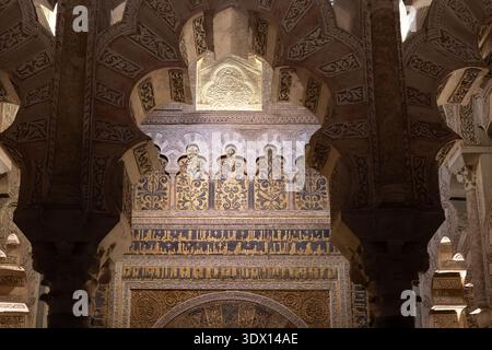 Intérieur de la mosquée-cathédrale de Cordoue (également connue sous le nom de Mezquita) en Espagne Banque D'Images