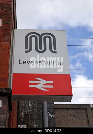 Panneau Legacy GMPTE à la gare de Levenshulme à Manchester, Angleterre, avec le nom de la gare et le symbole British Rail. Banque D'Images