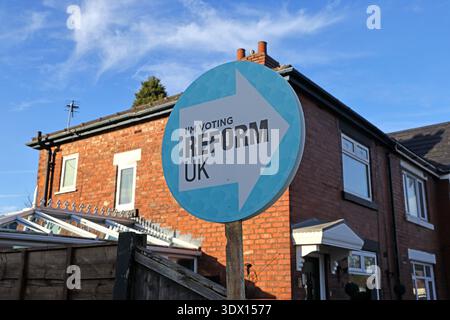 Panneau de campagne circulaire « je vote la réforme au Royaume-Uni » devant une maison à Denton, dans le Grand Manchester, pendant l’élection partielle de Gorton et Denton. Banque D'Images
