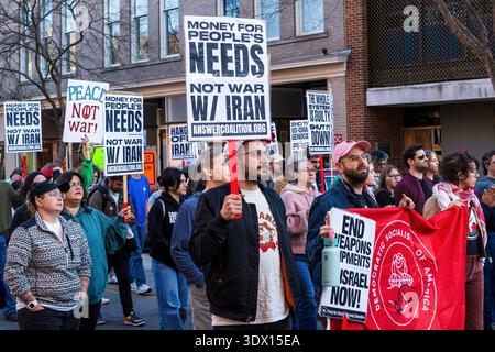 Les manifestants défilent à Raleigh, en Caroline du Nord, portant des pancartes telles que « de l’argent pour les besoins des gens, pas de guerre », « pas de guerre ! » Et « End Weapons Shipments Now ! » Banque D'Images