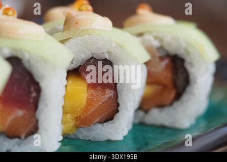 Rouleaux de sushi avec divers poissons et garnitures Banque D'Images