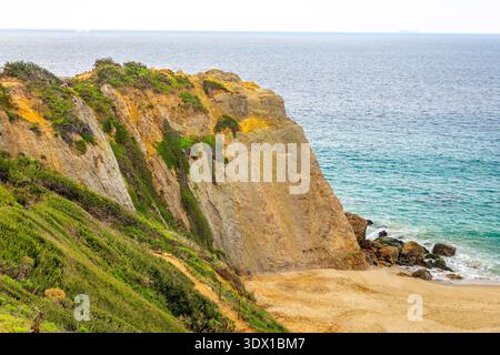 Surplombe la réserve de point Dume et la célèbre plage de Californie par une journée ensoleillée avec des falaises côtières et un paysage océanique panoramique Banque D'Images