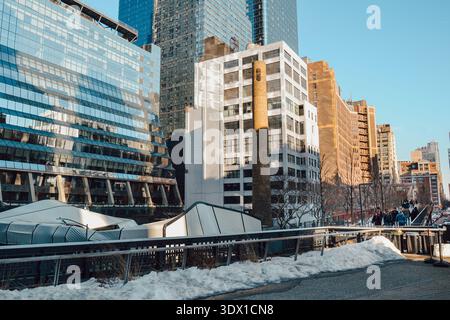 New York City, États-Unis – 14 février 2026 : tours de bureaux et bâtiments résidentiels dans le quartier Hudson Yards vus de la High Line. Banque D'Images