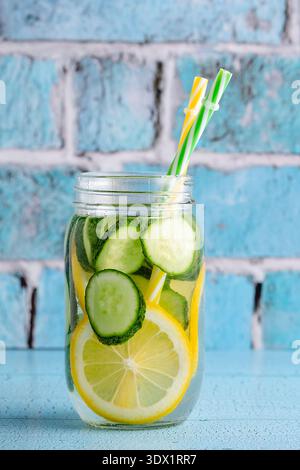 De l'eau saine infusée de Detox avec des fruits. Cocktail maison d'été rafraîchissant. Banque D'Images