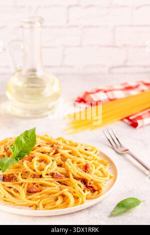 Pâtes maison à la Prorarnara avec pancetta, œufs, parmesan dur et sauce à la crème, concentration sélective Banque D'Images