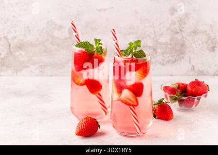 Limonade fraîche et saine à la fraise glacée à la menthe, mise au point sélective Banque D'Images