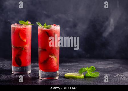 Cocktail rouge avec alcool ou sans alcool à la menthe et au citron vert. Banque D'Images
