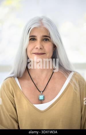 Portrait vertical d'une joyeuse femme hispanique d'âge moyen Banque D'Images