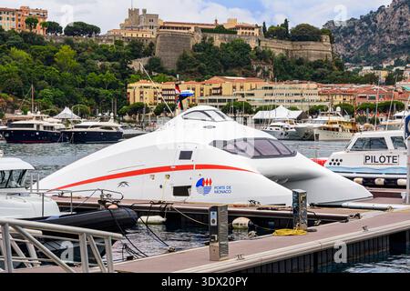 Le Monaco One, un catamaran à moteur, amarré au Port Hercule, la Condamine, Monaco Banque D'Images