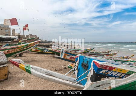 Sénégal, Dakar. Plage remplie de bateaux de pêche en bois colorés (pirogues). Banque D'Images