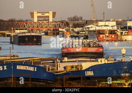 Les bateaux de navigation intérieure, dans le canal portuaire dans le port de Ruhrpott, ont quitté l'écluse du canal Meiderich, du canal Rhin-Herne et se dirigent vers le Banque D'Images