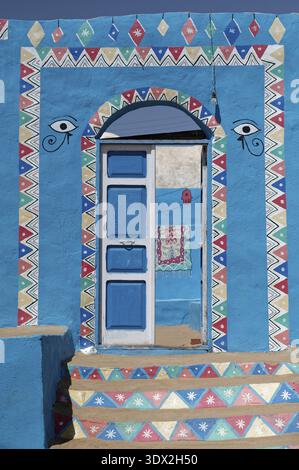 Entrée de maison décorée, village nubien, Assouan, Egypte Banque D'Images