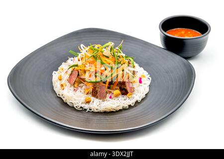 Salade de nouilles de riz asiatique avec boeuf et légumes Banque D'Images
