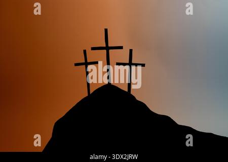 Trois croix sur une silhouette au sommet d'une colline contre un ciel dégradé orange représentent le vendredi Saint, la crucifixion de Jésus et le symbolisme chrétien de Pâques. Banque D'Images