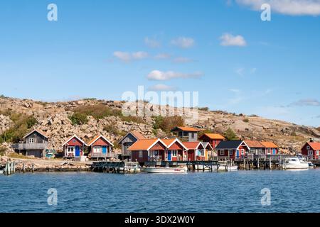 Maisons en bord de mer à Heestrand, Bohuslän, Suède, le long de la côte de granit avec un petit port de plaisance et des bâtiments en bois, village côtier calme non touristique sur Banque D'Images