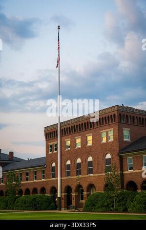 Le bâtiment des arts et des sciences de l'Université de Georgetown est un bâtiment historique en briques avec des fenêtres cintrées et un grand mât de drapeau avec le drapeau américain. T Banque D'Images