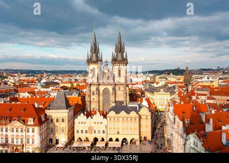 Vue aérienne de la place avec l'église notre-Dame et les toits rouges à la vieille ville de Prague pendant la soirée ensoleillée Banque D'Images