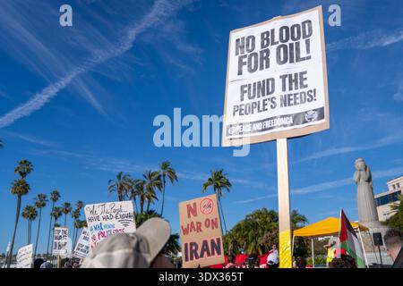 Un panneau de protestation indiquant « pas de sang pour le pétrole ! Financer les besoins de la population ! » S'élève au-dessus de la foule lors d'un rassemblement anti-guerre dans le centre-ville de San Diego. Des manifestants se rassemblent devant le bâtiment de l'administration du comté pour s'opposer à l'implication militaire américaine en Iran. Environ 200 manifestants se rassemblent au Waterfront Park à San Diego le 28 février 2026 pour protester contre les récentes frappes militaires américaines et israéliennes contre l'Iran. Le rassemblement comprend de nombreux orateurs s'adressant à la foule et appelant à la fin de l'escalade militaire et à la reprise des efforts diplomatiques. Aucune présence policière visible n'est observée lors de l'événement. (Photo Alv Banque D'Images
