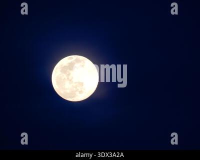 La pleine lune brille dans le ciel nocturne, la quinzième nuit Banque D'Images
