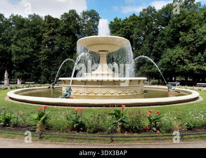 Élégante fontaine dans le jardin saxon à Varsovie, Pologne Banque D'Images