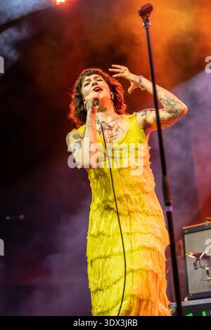 Milan Italie. 28 février 2026. Le groupe irlandais/cornouaillais GIRL IN THE YEAR ABOVE se produit en direct sur scène à fabrique ouvrant le spectacle des Kooks. Banque D'Images