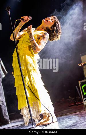 Milan Italie. 28 février 2026. Le groupe irlandais/cornouaillais GIRL IN THE YEAR ABOVE se produit en direct sur scène à fabrique ouvrant le spectacle des Kooks. Banque D'Images