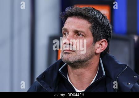 Milan, Italie. 28 février 2026. Cristian Chivu, entraîneur-chef du FC Internazionale, regarde pendant la série Un match de football 2025/26 entre le FC Internazionale et le CFC de Gênes au stade San Siro de Milan (photo Fabrizio Carabelli/SOPA images/Sipa USA) crédit : Sipa USA/Alamy Live News Banque D'Images