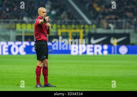Milan, Italie. 28 février 2026. L'arbitre Michael Fabbri vu en action lors du match de football Serie A 2025/26 entre le FC Internazionale et le Gênes CFC au stade San Siro de Milan crédit : SOPA images Limited/Alamy Live News Banque D'Images