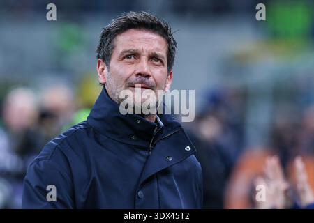 Milan, Italie. 28 février 2026. Cristian Chivu, entraîneur-chef du FC Internazionale, regarde pendant la série Un match de football 2025/26 entre le FC Internazionale et le CFC de Gênes au stade San Siro de Milan (photo Fabrizio Carabelli/SOPA images/Sipa USA) crédit : Sipa USA/Alamy Live News Banque D'Images