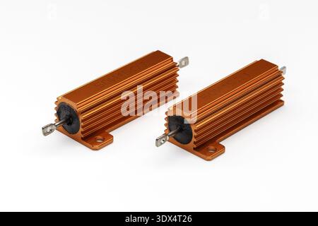 Deux éléments résistifs bobinés remplis de composé à l'intérieur d'un radiateur en aluminium. Gros plan sur un blanc Banque D'Images