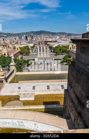 Une perspective élevée donnant sur les grands escaliers de Montjuïc vers le centre-ville. Banque D'Images