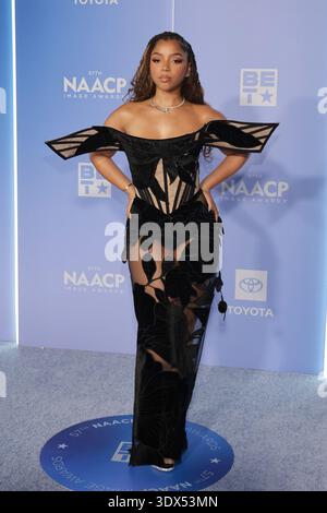 Chloe Bailey assiste à la 57e édition des NAACP image Awards au Pasadena Civic Center le 28 février 2026 à Pasadena, en Californie. Photo : Crash/imageSPACE Banque D'Images