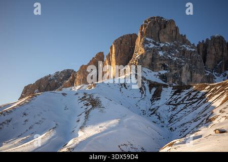 Collines enneigées avec des pics rocheux pendant l'après-midi Golden Hour Light dans les Dolomites. Paysage alpin des montagnes dans le nord-est de l'Italie. Banque D'Images